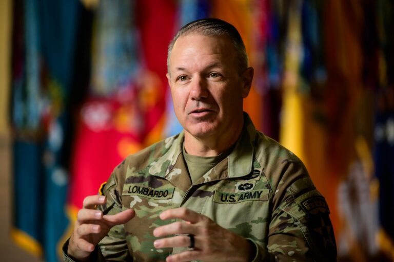 Camp Casey တွင် တာဝန်ကျ အမေရိကန် ဗိုလ်ချုပ်ကြီး၊ ကိုရီးယားစစ်တွင် ကျဆုံးခဲ့သူ၏ အမည်ဖြင့် မှည့်ခေါ်ထားသည့် ကွင်းတွင် စစ်သည်များကို ဦးဆောင်