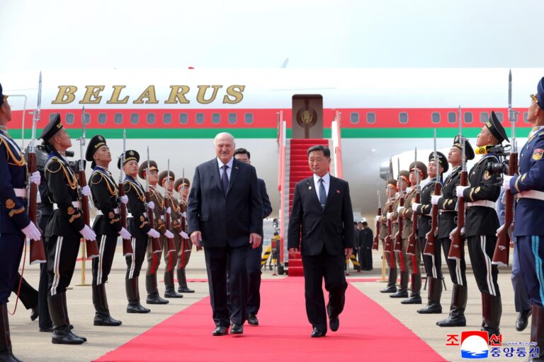 ကင်ဂျုံအန်က ဘီလာရုစ်သမ္မတ လုကာရှန်ကိုကို ပြုံယမ်းမြို့တွင် ကြိုဆို