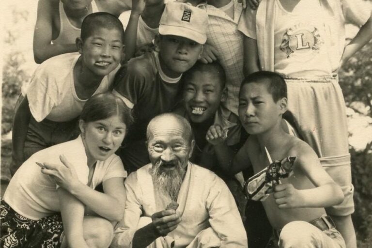 [FRIENDS OF KOREA] နှစ် ၃၀ ကျော်ကြာပြီးမှ ပြန်လည်ဆုံတွေ့ခဲ့သည့် ဆရာနှင့် တပည့်