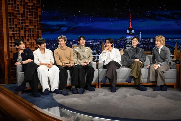 K-pop တွင် အင်္ဂလိပ်သီချင်းစာသားများ ပိုများလာမှုကို ကမ္ဘာလုံးဆိုင်ရာ ဖိအားက တွန်းအားပေးနေ၊ သို့သော် အကျိုးဆက်က 무엇인가