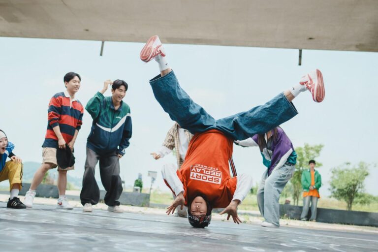 ‘Wild Sing’ ရုပ်ရှင်က K-pop အစောပိုင်းခေတ်ကို ဟာသနှင့်ခံစားချက်များဖြင့် ပြန်လည်ဖော်ကျူး